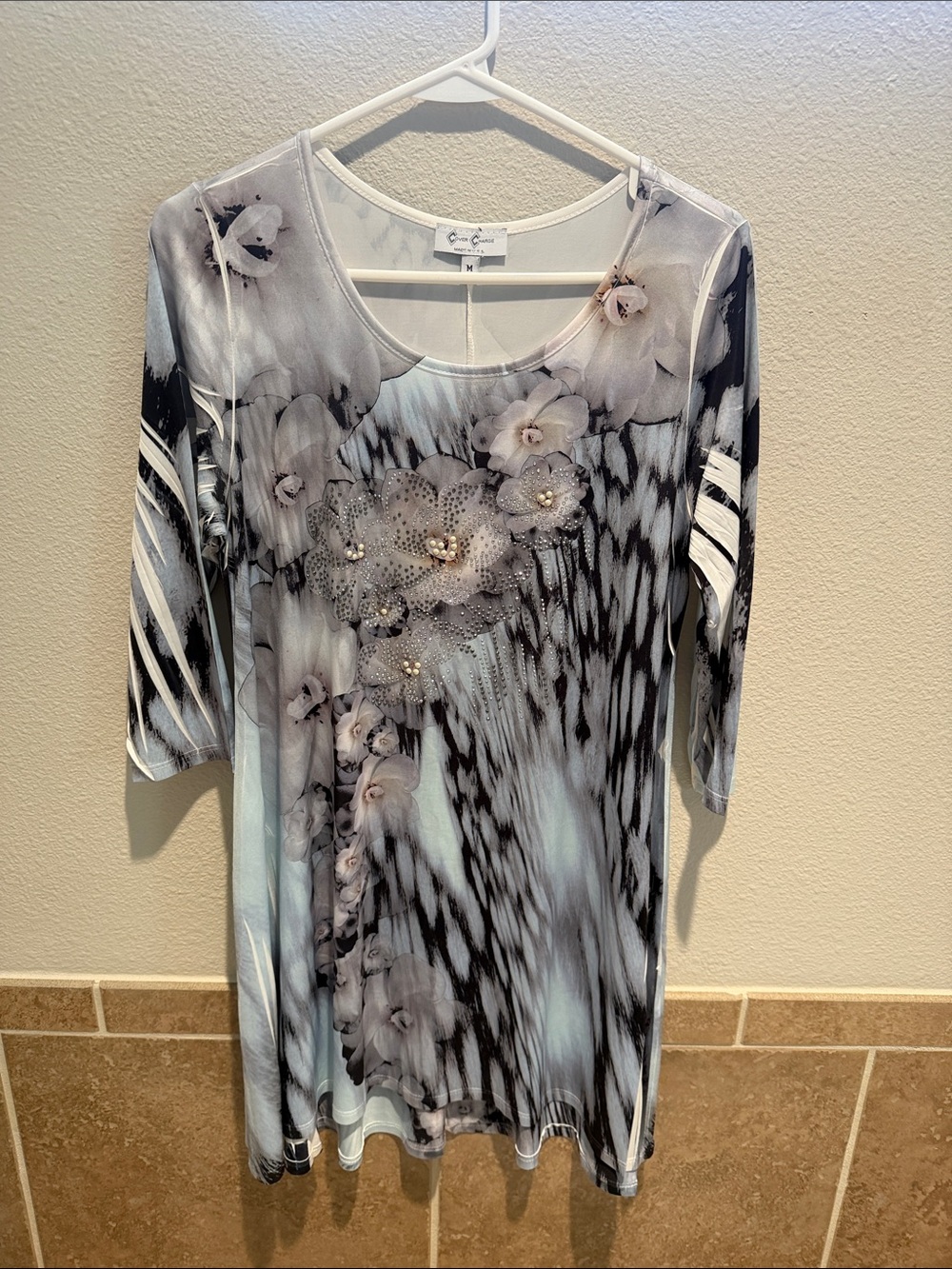 Floral-Embellished Scoop Neck Tunic - Black & Light Gray